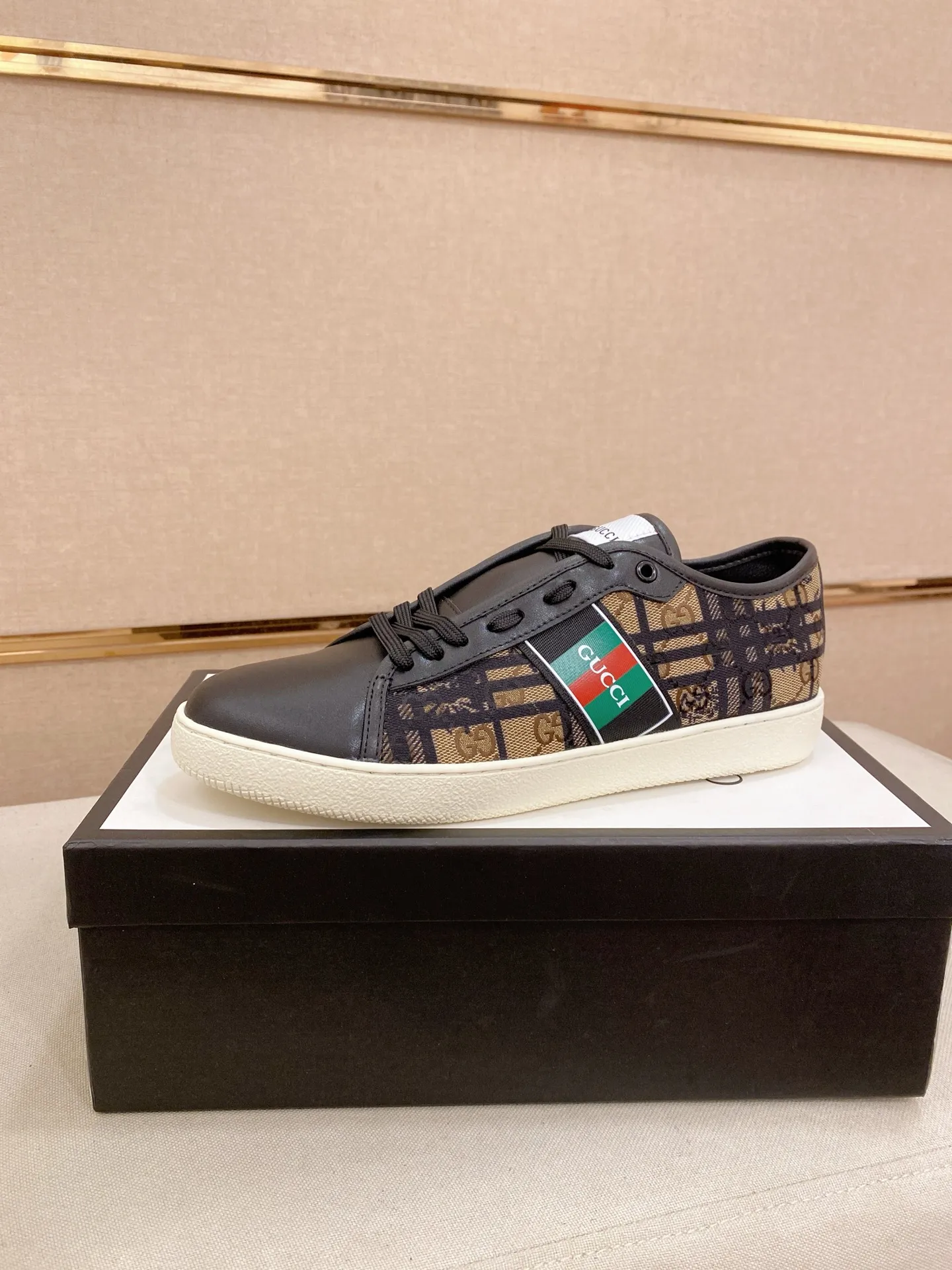 Factory price: 400💰 (GUCCI) The latest model from the official website 🎁🎁Casual and fashionable men's shoes👟, hot style 💥The version is simple and elegant, exclusive for trendy men. Unique official website latest brand elements 👑Gucci original decoration, fashionable and generous, the fabric is original cowhide ✅sheepskin lining, the official website specifies wear-resistant casual outsole, the classic model is taken in kind at the counter🎬38-44 (45 is not returned or exchanged)